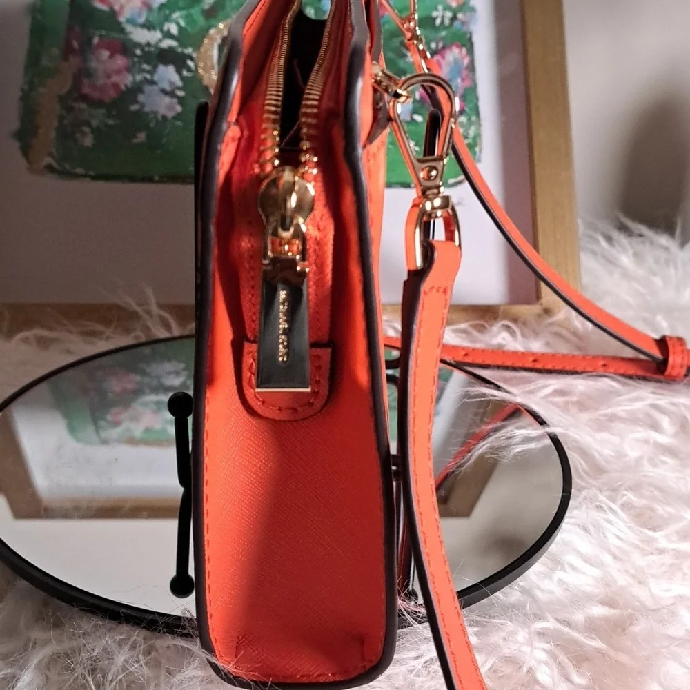 Michael Kors NWOTs Sheila Small East West Top Zip Shoulder Bag - Picture 4 of 8